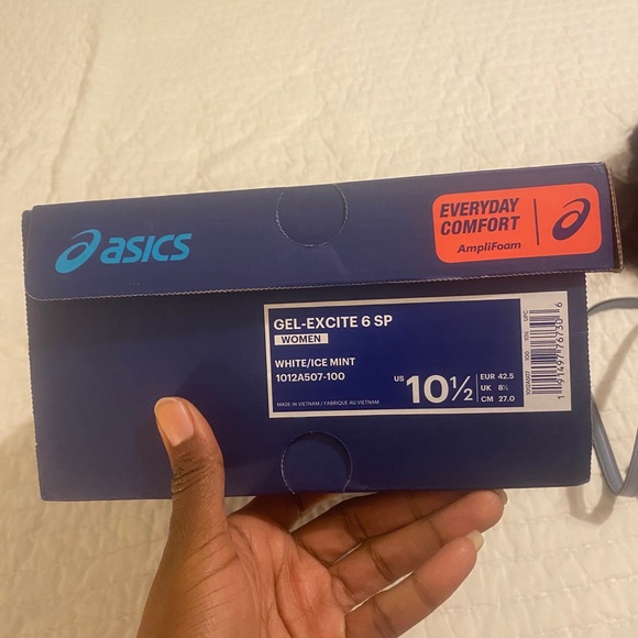 Tennis shoes - Picture 3 of 3